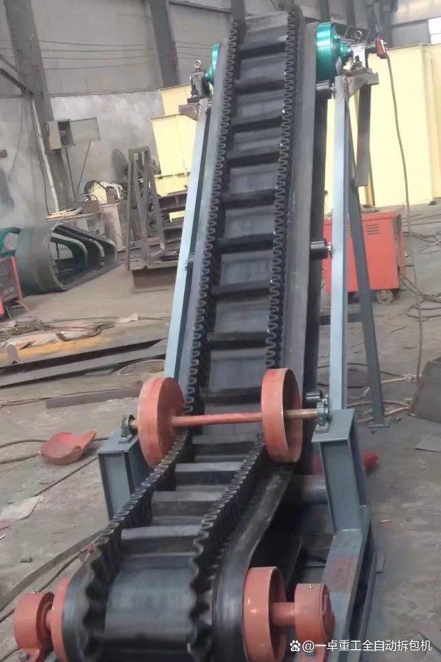 大傾角皮帶輸送機(jī)設(shè)備對(duì)防腐涂裝的高標(biāo)準(zhǔn)要求分析